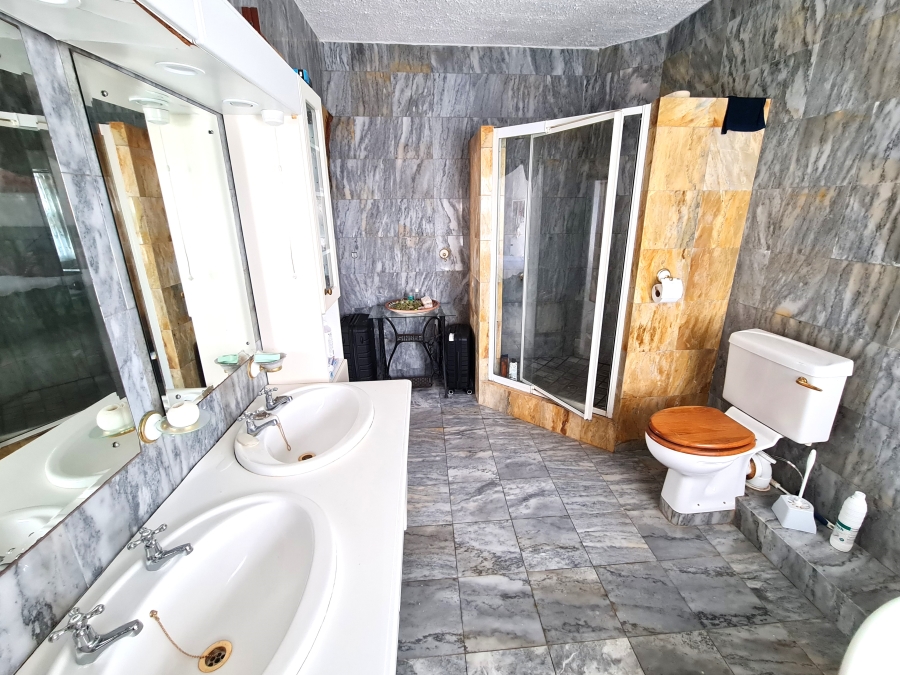 5 Bedroom Property for Sale in Wavecrest Eastern Cape